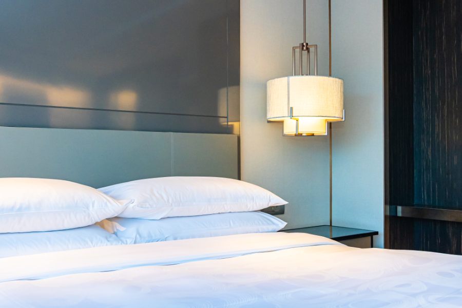 Schöne Luxus komfortable weiße Kissen und Decke Dekoration Innenraum des Schlafzimmers